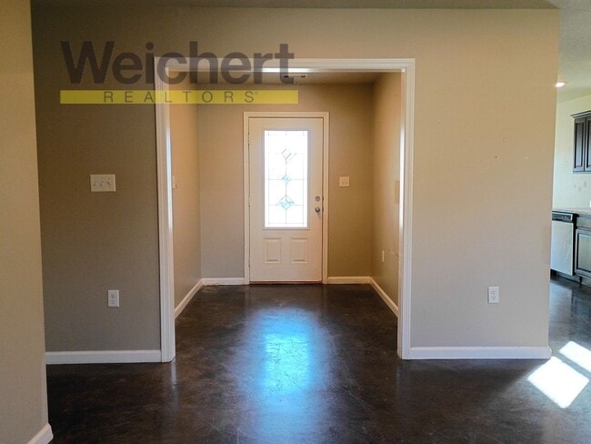 Building Photo - Spacious 3-Bed, 2-Bath Home in a Quiet Neighborhood