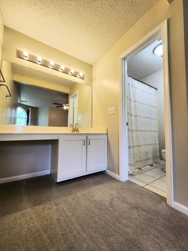 Building Photo - End Unit Townhouse in Chimny Hill