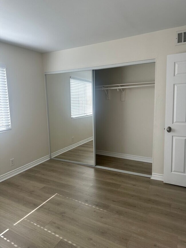 Building Photo - E MADISON - BEAUTIFUL 2nd FLR CONDO IN EL ...