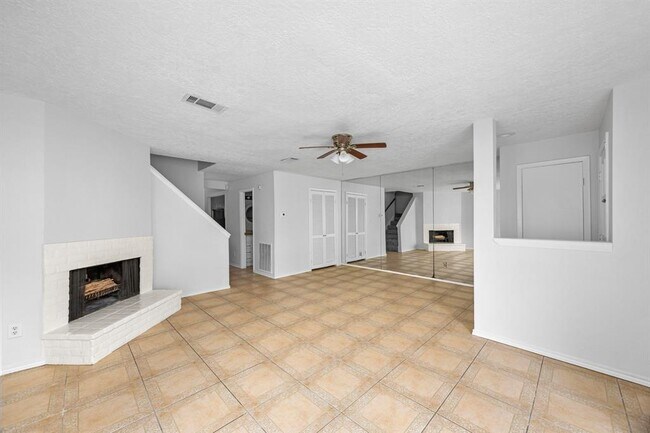 Building Photo - 7838 Green Lawn Dr