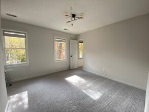 Building Photo - 118 W Skyhawk Dr