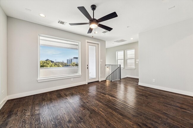 Building Photo - 912 Yale St