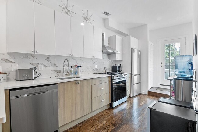 Building Photo - 419 7th St