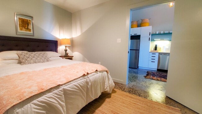 Building Photo - 1020 E 6th St