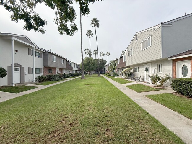 Building Photo - Rare Surfside One Bed Condo with Two Car G...