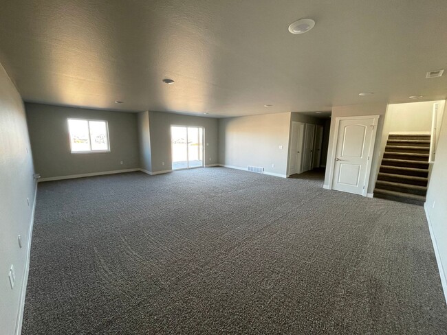 Building Photo - ~Applications Pending~ Newer 4 Bed, 3 Bath, 3 Car Garage Home for Rent