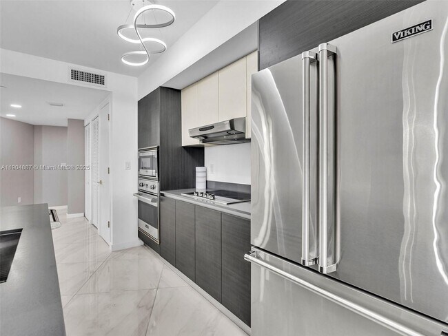 Building Photo - 9821 E Bay Harbor Dr