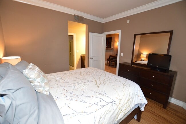 Building Photo - Meridian Furnished 2 Bed | 2 Bath Condo wi...