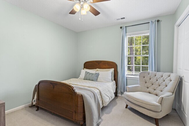 Building Photo - Inviting Jacksonville Home Near Shopping, Dining & Everyday Conveniences