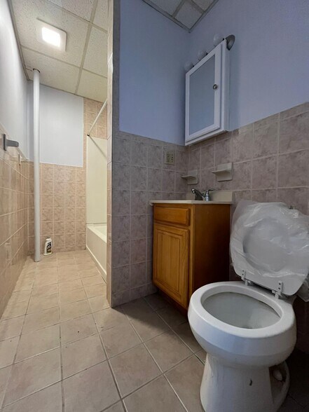 Building Photo - 171 W 48th St