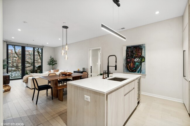 Building Photo - 1400 W Monroe St