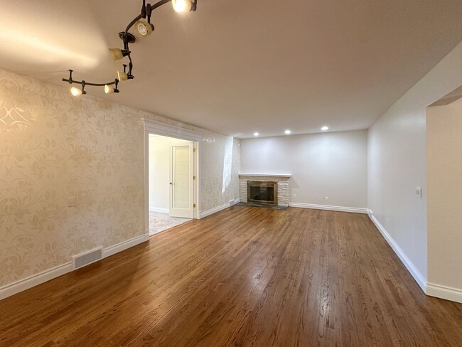 Building Photo - Stylish Grosse Pointe Woods Ranch with EV ...