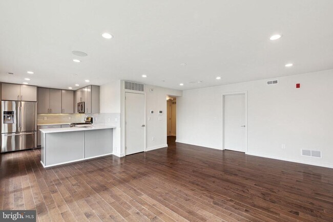Building Photo - 708 S Sartain St