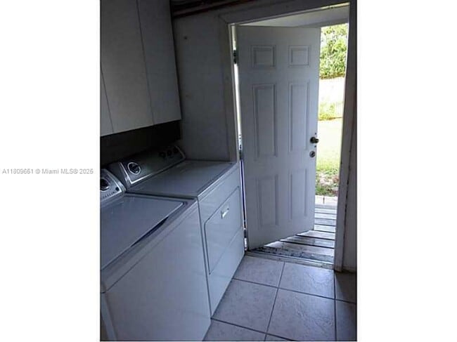 Building Photo - 2631 Alcazar Dr