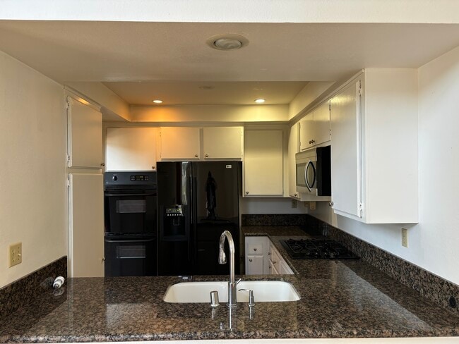 Building Photo - 1007 S Catalina Ave