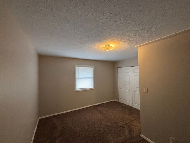 Building Photo - Spacious 3 bedroom Townhome: Available NOW!