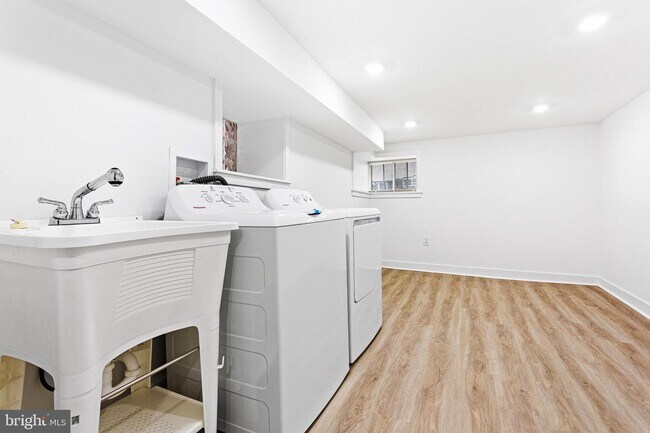 Building Photo - 806 S 56th St