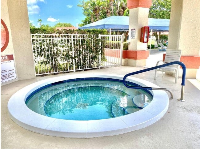 Building Photo - 7557 Lexington Club Blvd