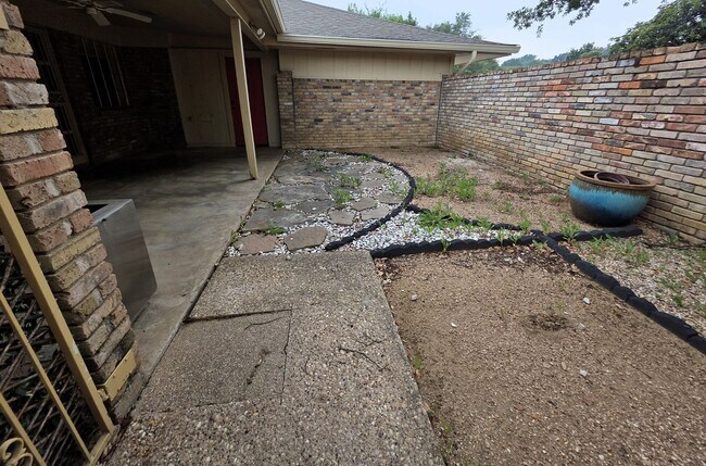 Building Photo - Large Duplex Unit just down the Street fro...