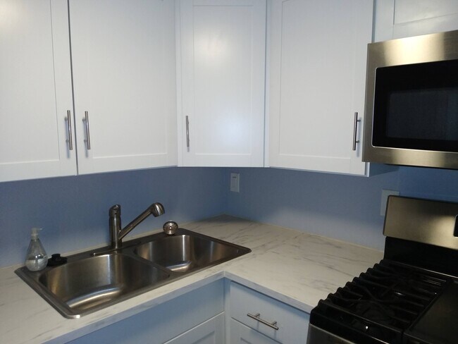 Building Photo - Blue Pointe