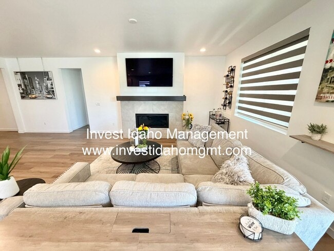Building Photo - A Home You'll Fall in Love With