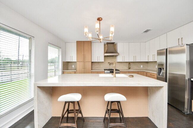 Building Photo - Luxury Living Meets Modern Elegance in the Heart of Houston