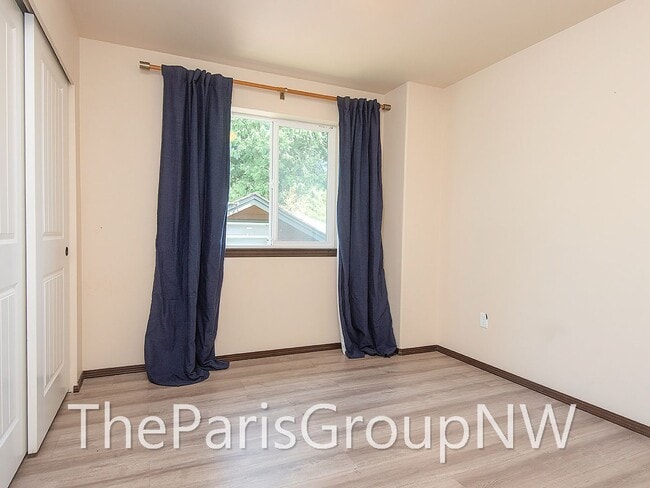 Building Photo - Super 2012 Shoreline Home – Upgrades, Wood Flrs, 3car Grg+++