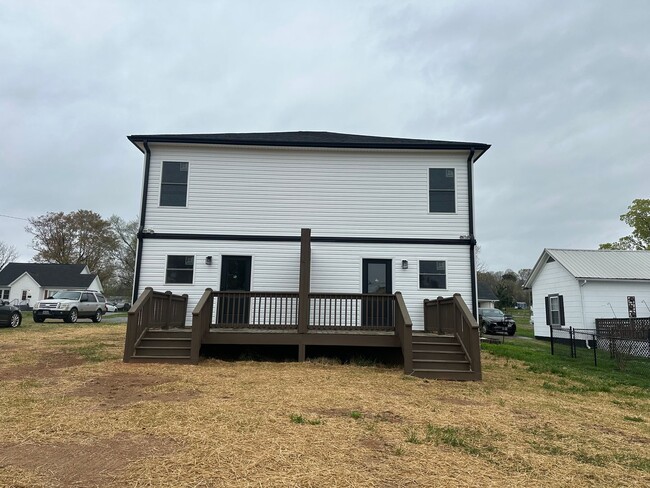 Building Photo - New Townhouse In Altavista!