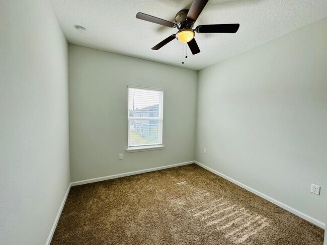 Building Photo - Spacious End Unit with Garage & Loft. Community features High End Amenities!