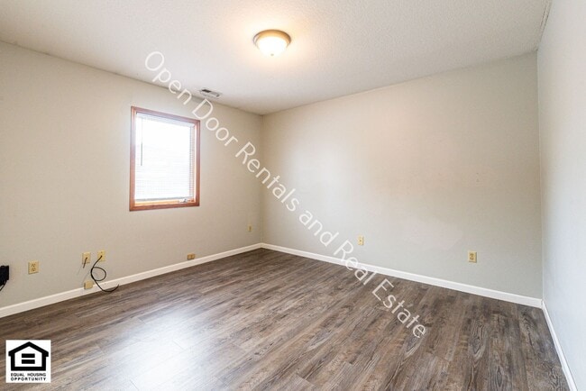 Building Photo - 1420/1422 Flagstone