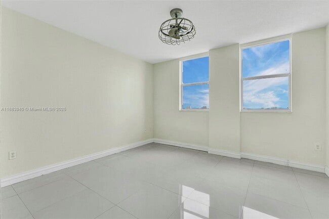 Building Photo - 1625 Kennedy Cswy