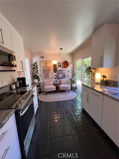 Building Photo - 6 Willowgrove