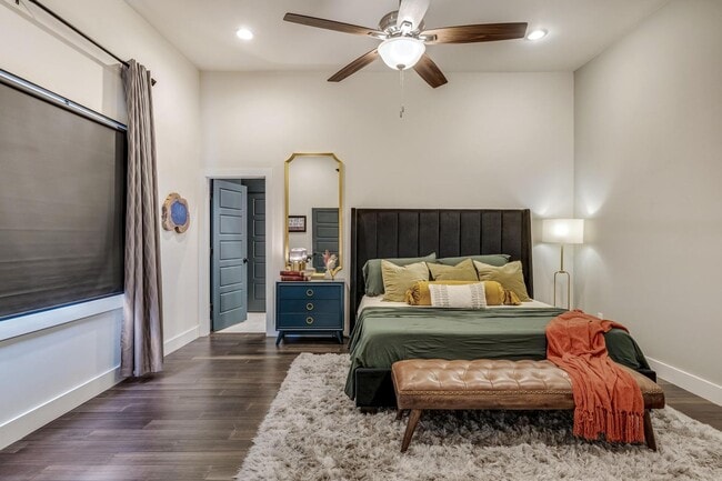 Building Photo - Fully Furnished Sleeps 8 with 3 Full Bedrooms and 3 full baths  Parking behind the secured gate