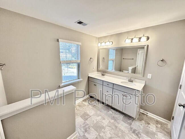 Building Photo - 117 Weeping Oak Ln