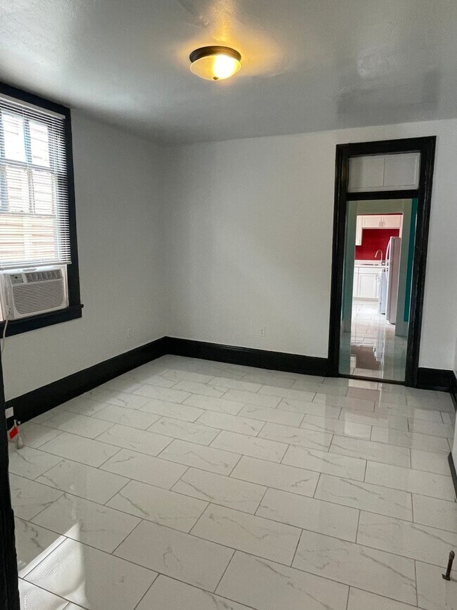 Building Photo - Spacious 1BD/1BA Shotgun 2 Blocks of Esplanade Ave