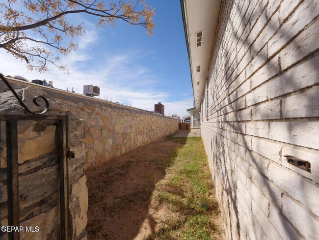 Building Photo - 2918 E Glen Dr