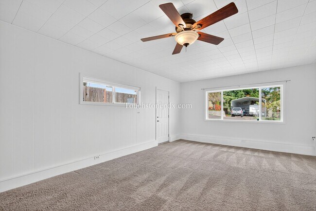 Building Photo - Tranquil West Linn Living Near Parks and S...