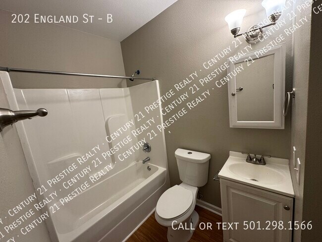 Building Photo - 202 England St