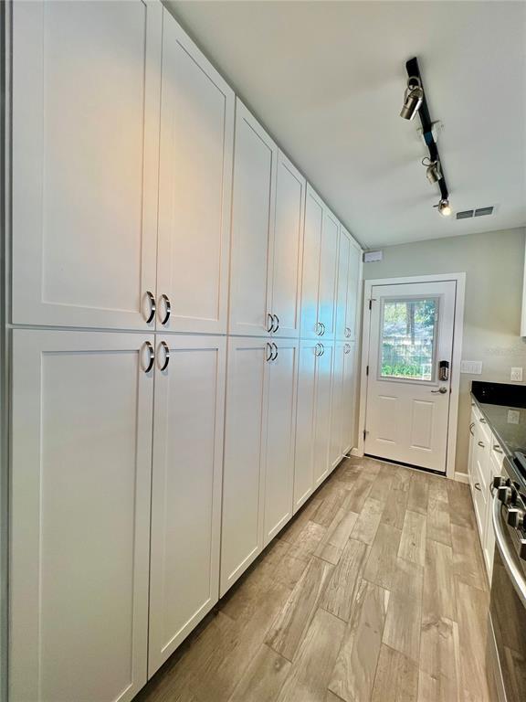 Building Photo - 107 W Minnehaha St