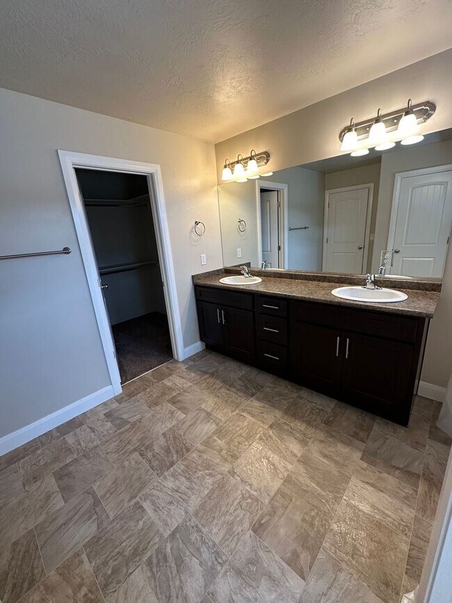 Building Photo - Charming Townhome