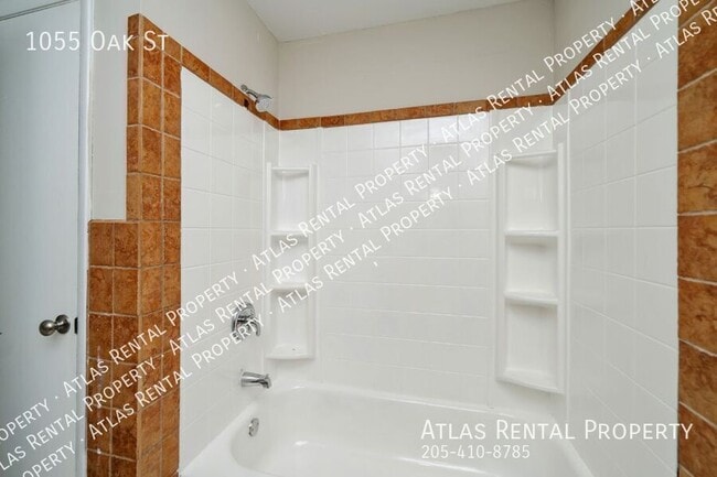 Building Photo - 1055 Oak St