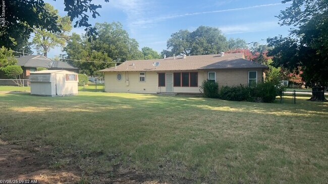 Building Photo - 104 Varsity Cir