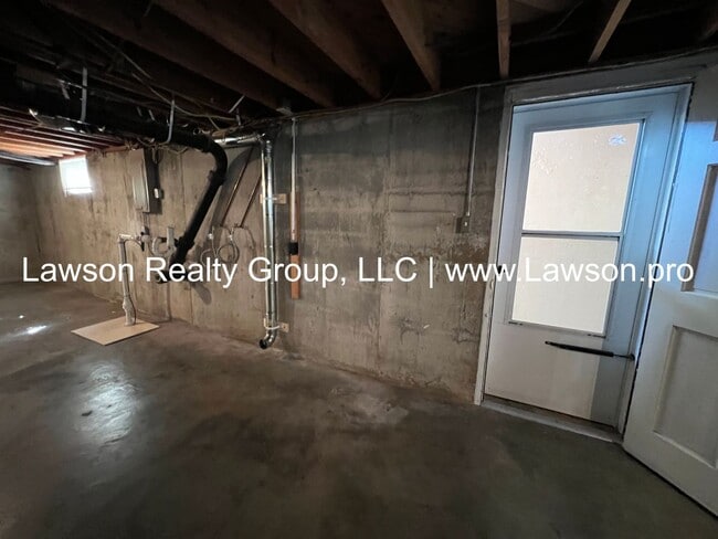 Building Photo - Pristine Brick Ranch with Covered Back Patio!