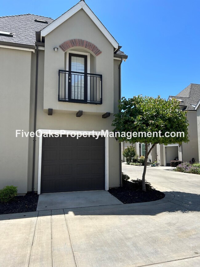 Building Photo - 1208 Lavande Dr