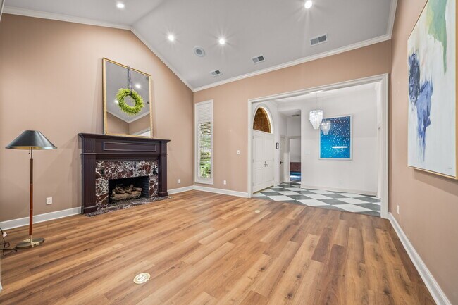 Building Photo - Luxury 5 Bed, 4.5 Bath, with Pool in Lakeridge!!!