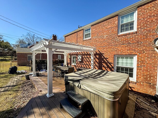 Building Photo - Fantastic 3 Bed 2.5 Brick Home With Spacio...