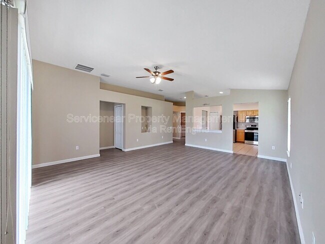 Building Photo - 7603 Crescent Palm Dr
