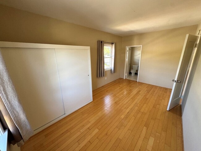 Building Photo - Charming 1 Bedroom Apartment in West Ventura – All Utilities Included!