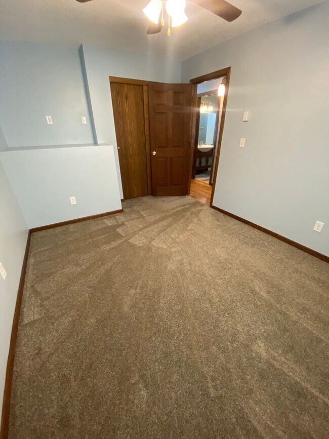 Building Photo - GREAT LOCATION - Spacious 4 bedroom/2 bath - PETS WELCOME