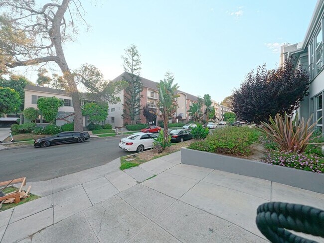 Building Photo - 442 Kelton Ave